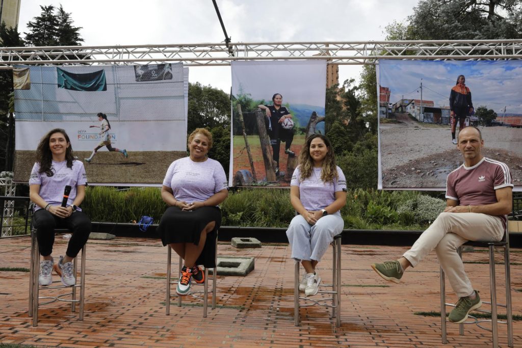 Foto sobre: EL FÚTBOL FEMENINO SE UNE EN UNA MUESTRA FOTOGRÁFICA EN BOGOTÁ A PUERTAS DEL MUNDIAL