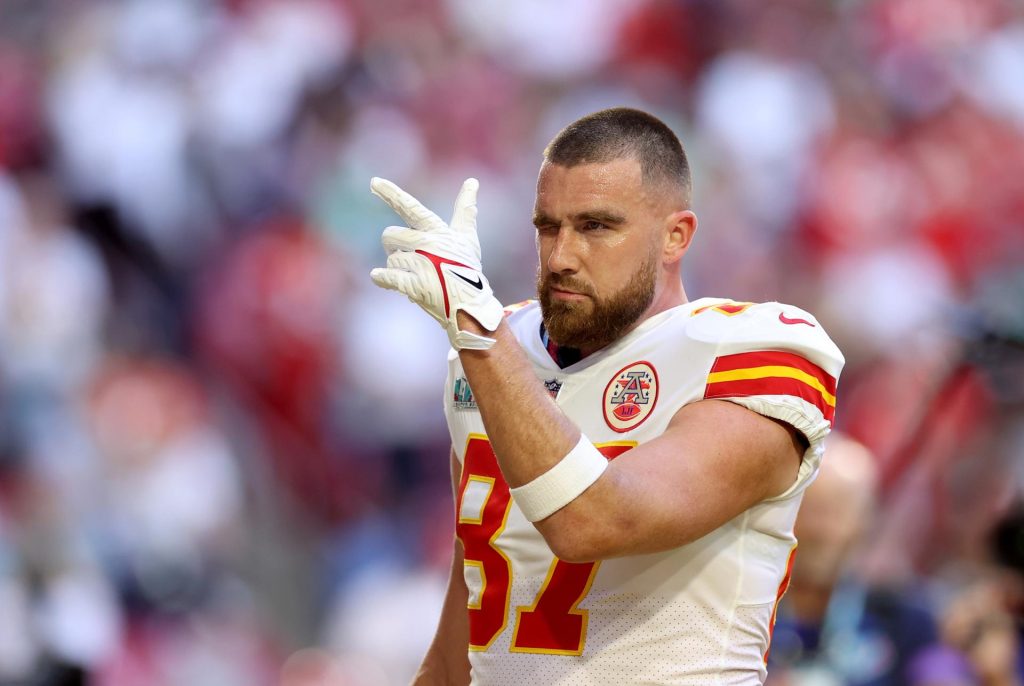 Foto sobre: VENTAS DE CAMISETA DE KELCE SE DISPARAN 400% TRAS VISITA DE TAYLOR SWIFT A CHIEFS