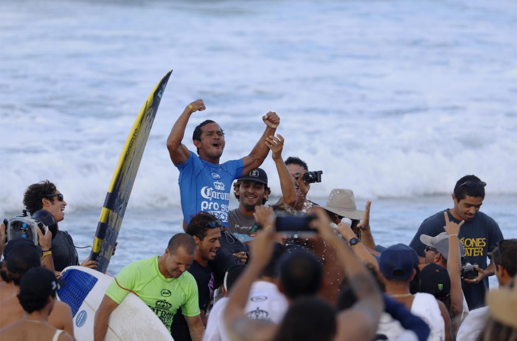 Foto sobre: JOAQUÍN DEL CASTILLO, EL PERUANO CAMPEÓN DE SURF