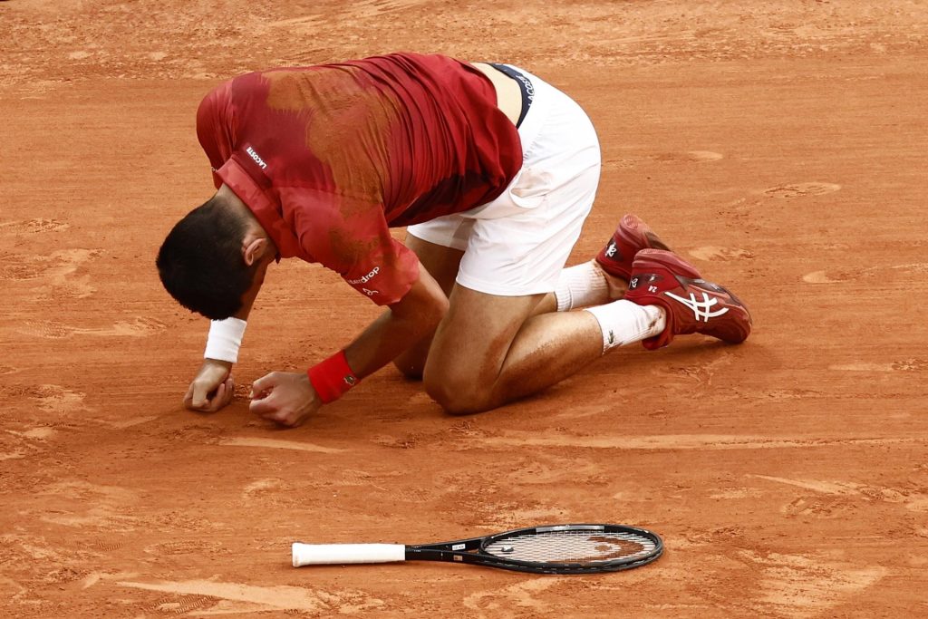 Foto sobre: DJOKOVIC SE RETIRA DE ROLAND GARROS POR LESIÓN EN LA RODILLA DERECHA