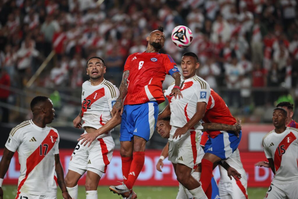 Foto sobre: PERÚ JUEGA EN LA BOMBONERA